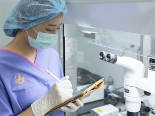 初生广州助孕婴儿吐奶